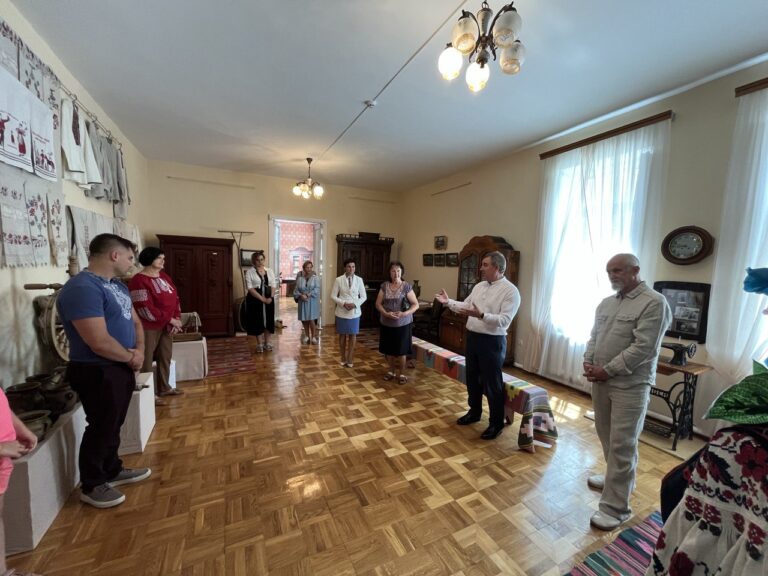 В Звягелі презентовано виставку старовинних килимів та доріжок з приватної колекції Володимира Іванюка
