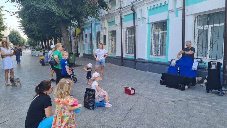 Житомирський лялькар збирає гроші на вшанування пам’яті свого полеглого колеги із Сум