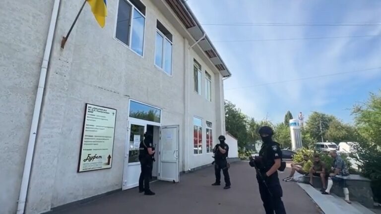 У Лікарні №2 імені В.П. Павлусенка у Житомирі працівники поліції проводять обшуки в кабінетах керівництва лікарні, завідувачів відділень та лікарів