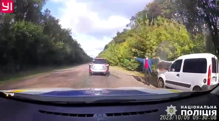 «Якби не ваші поліцейські, наш автомобіль згорів би дотла, дякуємо» – таке повідомлення прийшло на спецлінію «102»