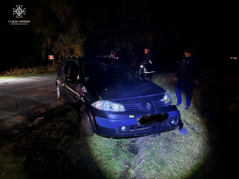 Ружинські рятувальники витягнули з водойми легковий автомобіль