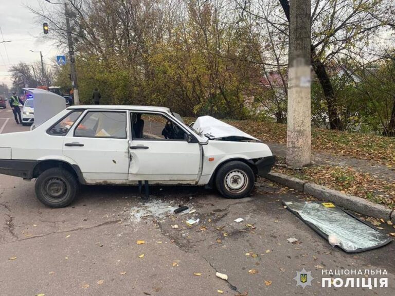 У Житомирі легковик в’їхав у стовп: поліцейські встановлюють обставини ДТП