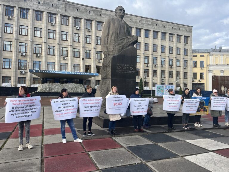 В Житомирі жінки вийшли на мирну акцію до ОДА