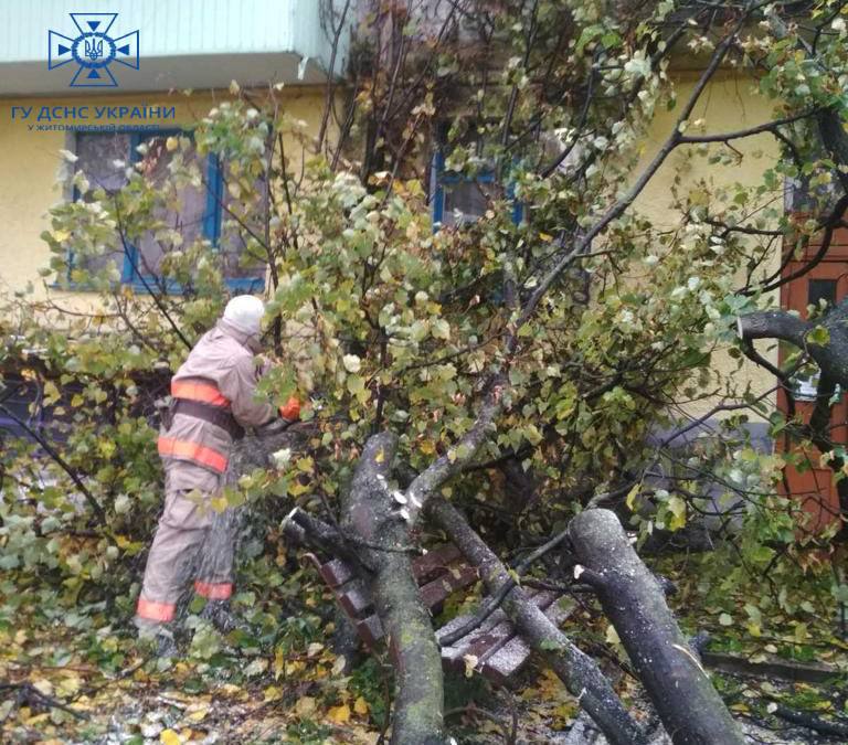 Упродовж минулої доби надзвичайники продовжували ліквідовувати наслідки негоди