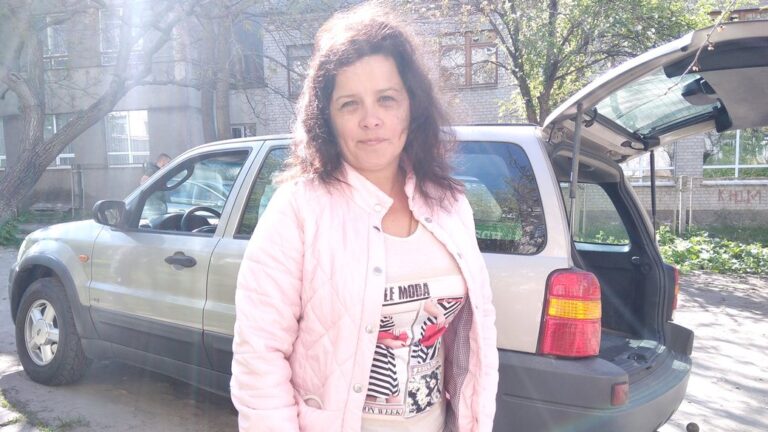 Потерпіла Ірина Коцюба-Пацева розповідає, що нападників було декілька, а родини кривдників «пресують» її, захищаючи своїх дітей, та попросить правоохоронні органи посприяти тому, щоб тиск на неї закінчився