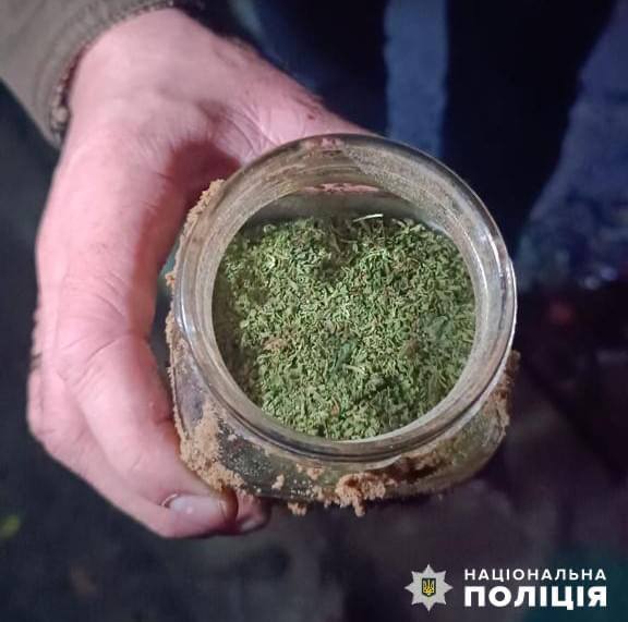 Ховав у дитячій пісочниці: поліцейські вилучили наркотики в сімейного дебошира