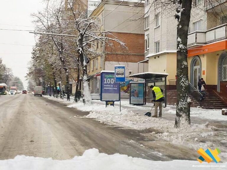 На дорогах міста працює спецтехніка, тротуари чистять та посипають піском