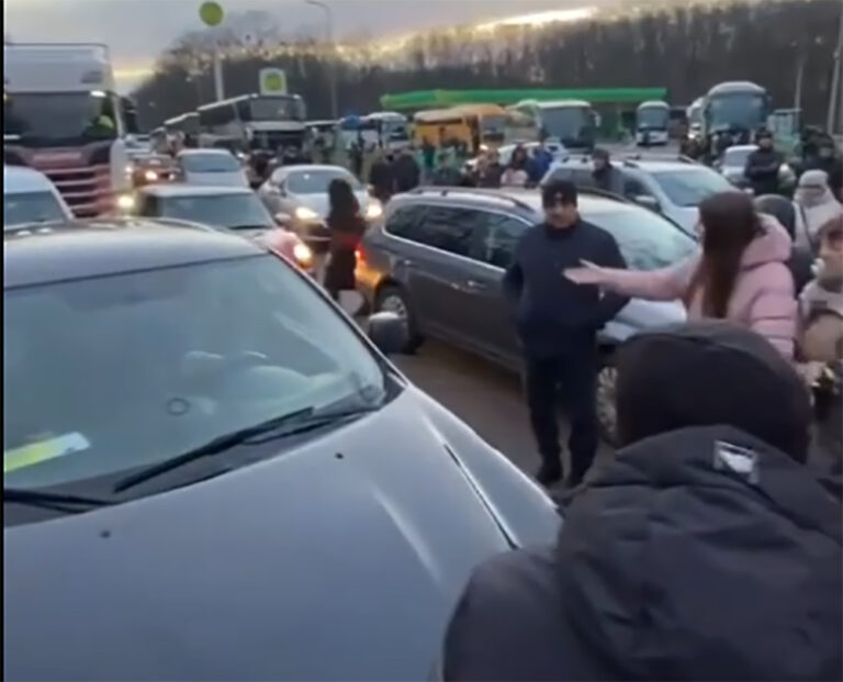 На кордоні величезні черги