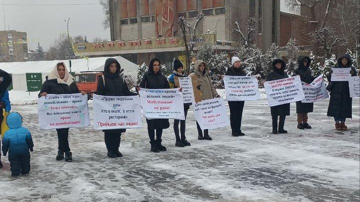 У Житомирі рідні військових вийшли на акцію на підтримку демобілізації