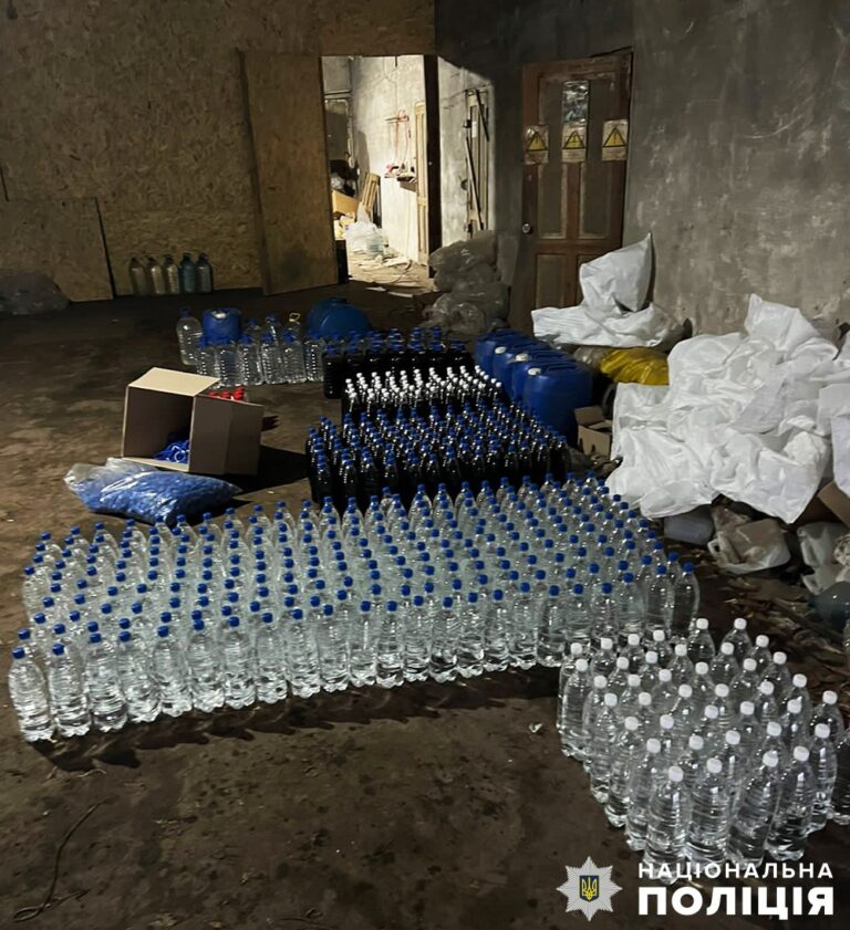 Понад 2 тонни «елітних» напоїв: у Житомирі поліцейські викрили цех з виготовлення фальсифікату