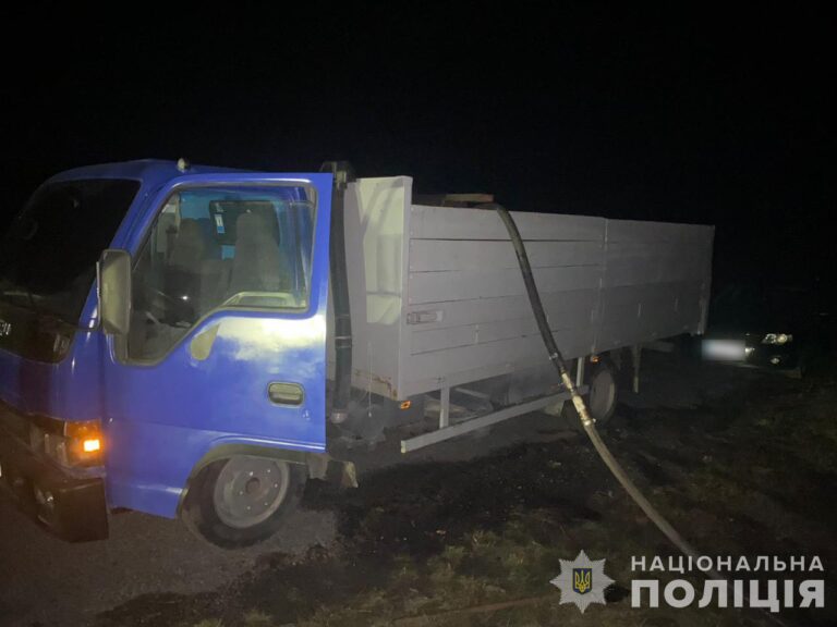 На Житомирщині поліцейські викрили злочинну групу на викраденні нафти з трубопроводу