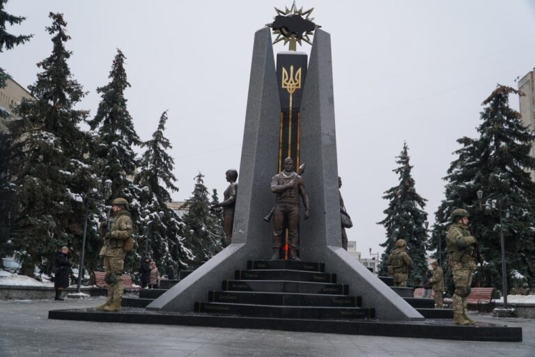 Сьогодні свято тих, хто непохитно стоїть на захисті нашої Держави, хто боронить та звільняє кожен сантиметр нашої землі – наших захисників та захисниць.