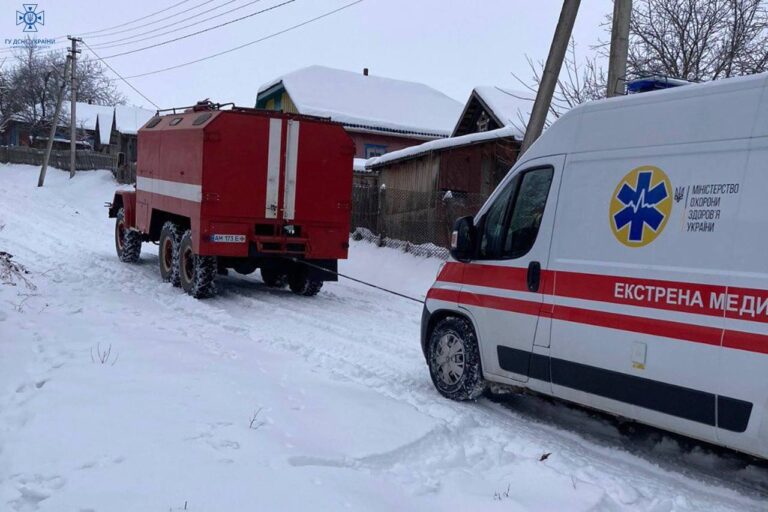За минулу добу рятувальники вилучили зі снігових заметів вантажівку та «карету» швидкої допомоги