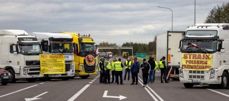 Зрада від сусідів: Польські перевізники та фермери відсьогодні знову починають блокувати пункт пропуску «Дорогуськ».