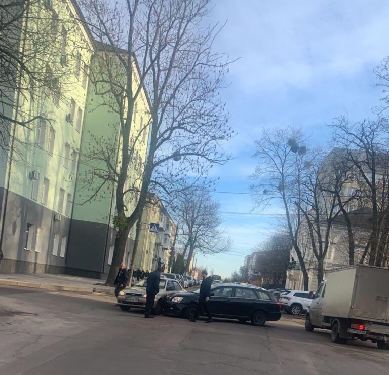 Біля ГУ Нацполіції в Житомирській області на Старому бульварі трапилася аварія