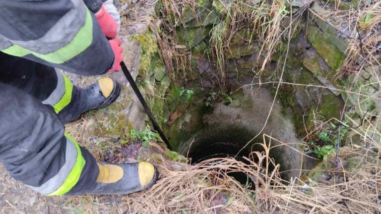 У селі на Житомирщині рятувальники дістали тіло чоловіка з закинутої криниці