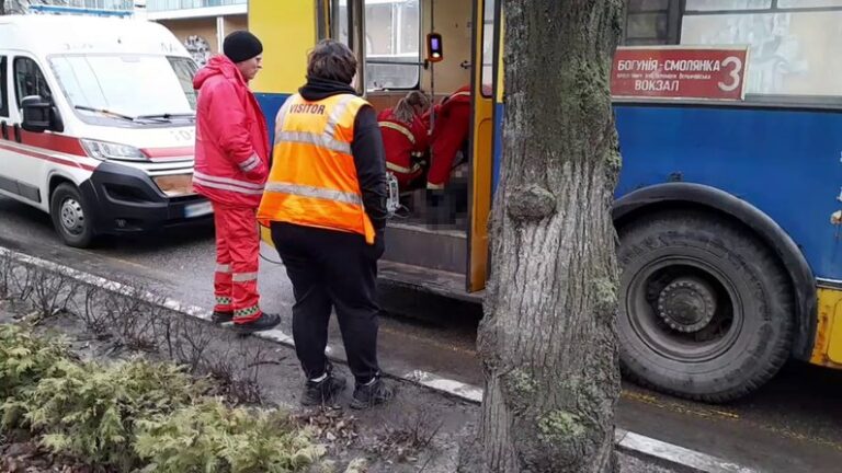 Під час ранкової повітряної тривоги у житомирському тролейбусі помер чоловік