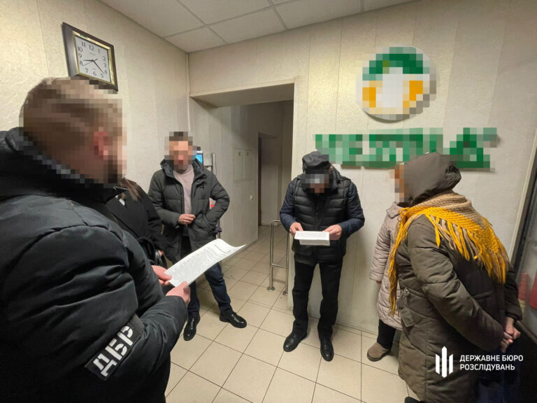 ДБР затримало топменеджмент концерну з Житомирщини, який і під час повномасштабної війни працював на російський оборонно-промисловий комплекс, постачаючи в РФ системи загородження