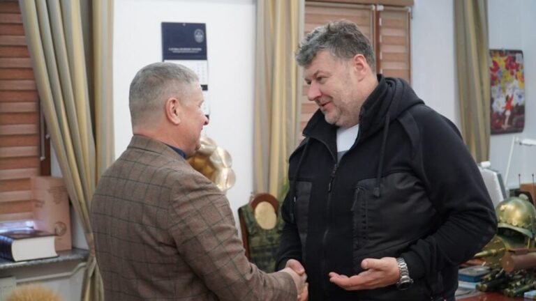 Працюємо разом та наближаємо нашу Перемогу, — Віталій Бунечко нагородив відомого на Житомирщині волонтера