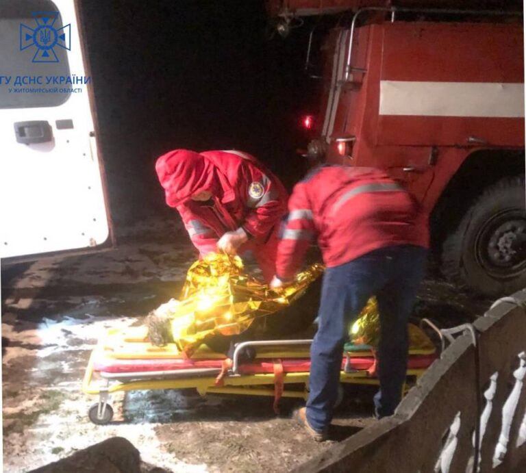 Вчора ближче до 23:00 бердичівські рятувальники врятували жінку з криниці в с. Степок