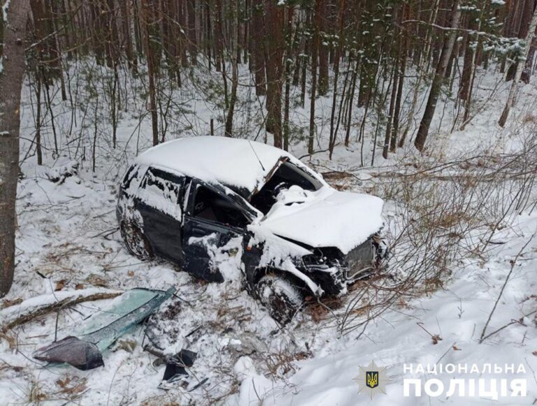 Поліцейські розслідують дві ДТП з травмуванням пасажирок автомобілів у Звягельському районі