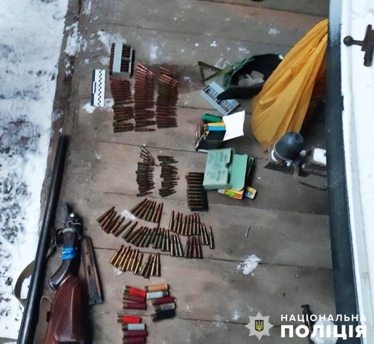 За минулу добу в трьох жителів Житомирщини поліцейські вилучили понад 300 патронів та нелегальну зброю