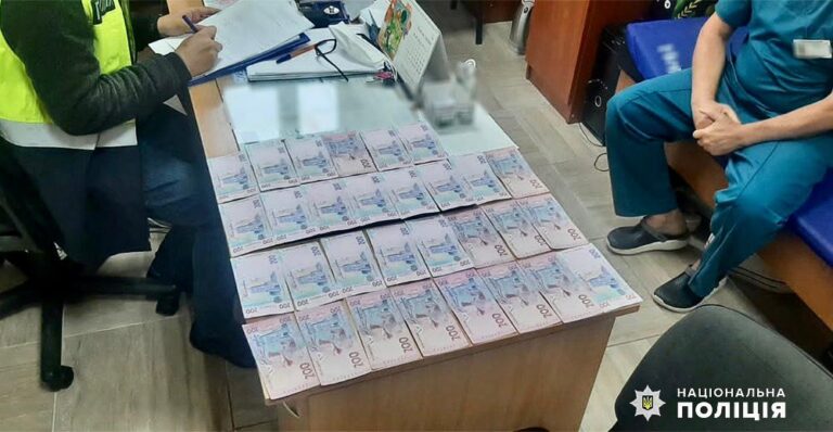 На Житомирщині поліцейські відправили на лаву підсудних члена лікарської комісії