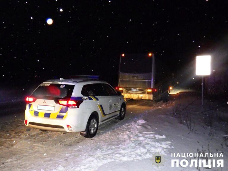 Наразив пасажирів на небезпеку та намагався відкупитися: у Звягелі керманич автобуса пропонував хабар поліцейським