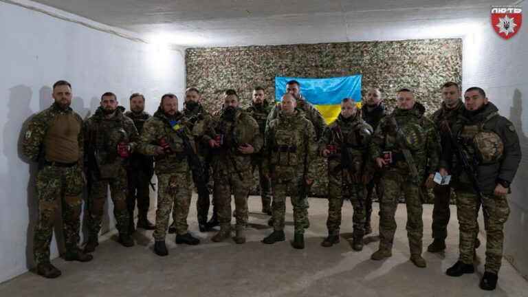 Командувач Сухопутних військ ЗСУ Олександр Сирський привітав бійців бригади «Лють» із річницею створення підрозділу та вручив відзнаки Міністерства оборони та Сухопутних військ ЗСУ