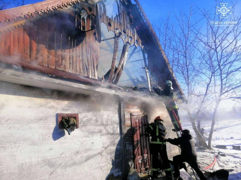 Звягельщина: на пожежі врятовано літню жінку