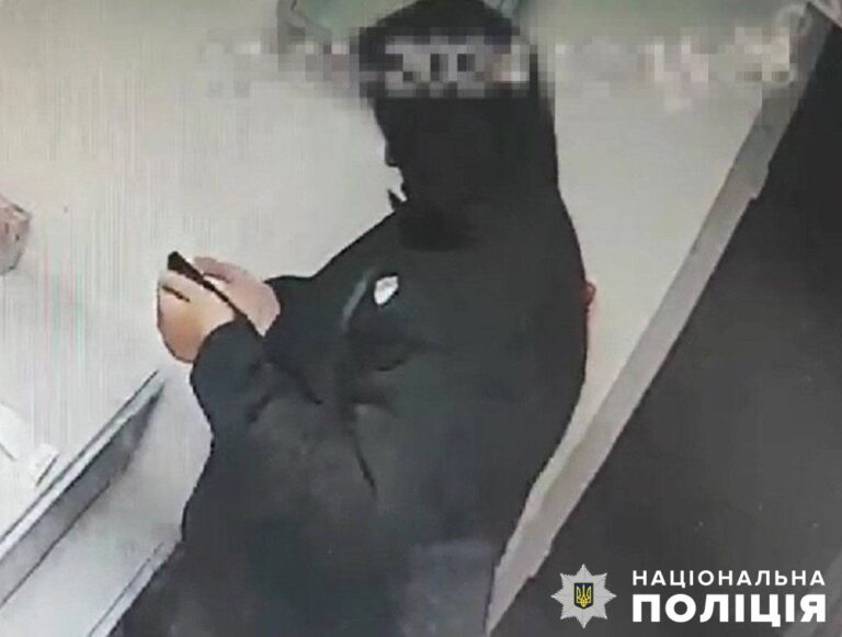 Дешева підробка замість оригіналу: житомирські оперативники викрили причетного до шахрайства