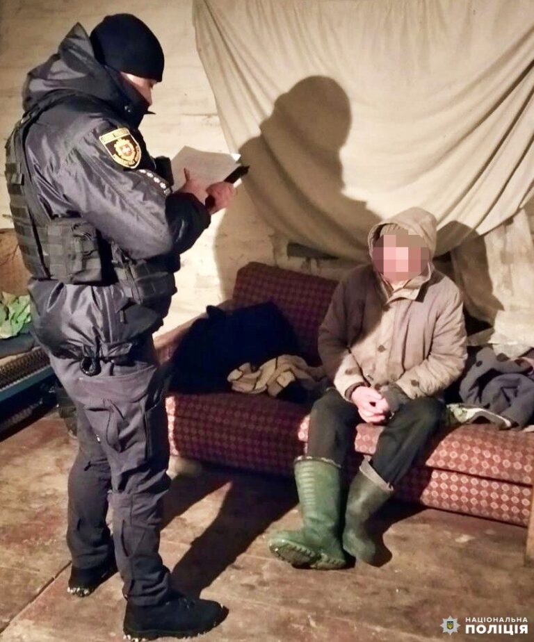 Невідомі зарізали куму: вона лежить на ліжку, а ніж – на столі