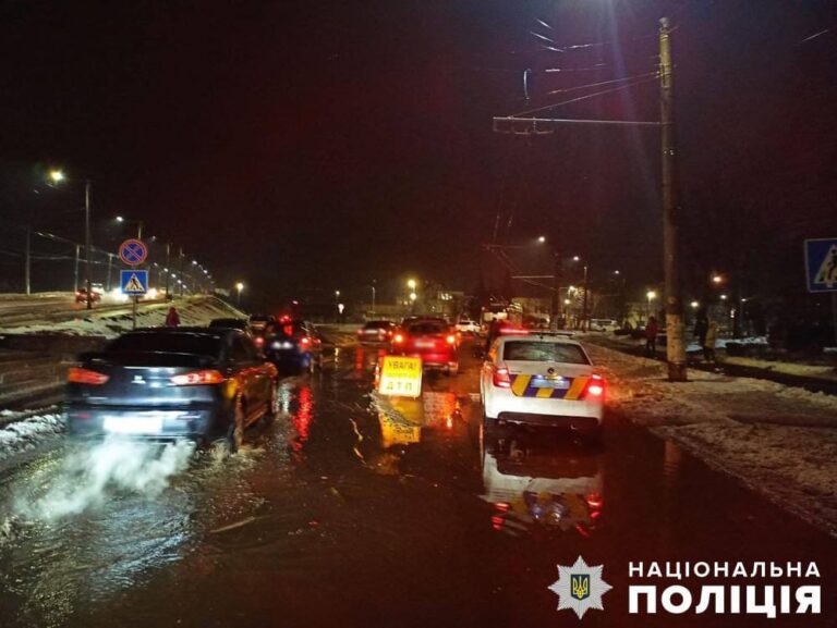 Дорожньо-транспортна пригода сталася увечері 18 січня на Привокзальному майдані в обласному центрі