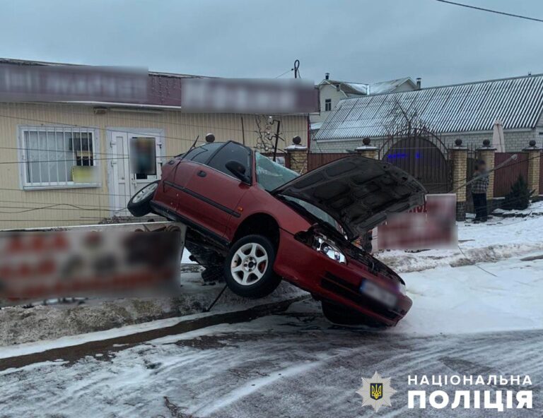 У ДТП неподалік обласного центру травмовано пасажира авто: поліція проводить розслідування