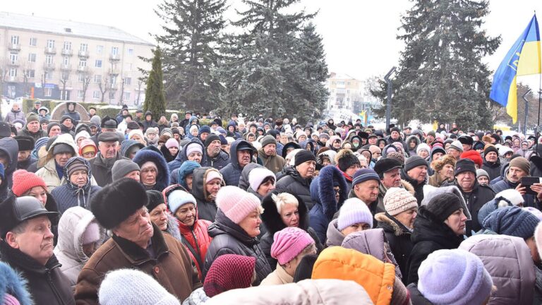 Сьогодні жителі Коростенської громади мітингували під стінами міськради через чорнобильські доплати