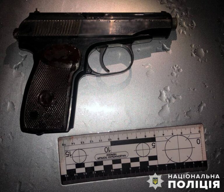 Пошкодив щонайменше 6 автомобілів та стріляв: у Житомирі поліція затримала причетного