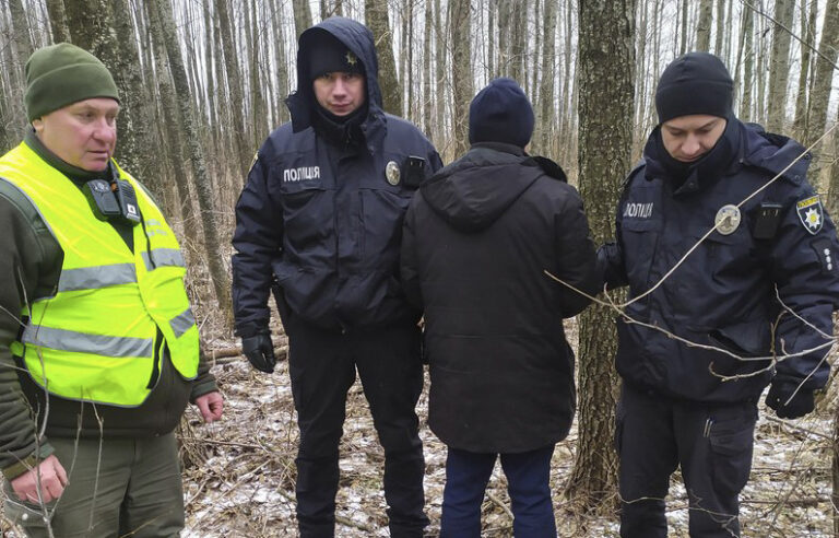 На Житомирщині лісівники затримали браконьєра з нелегальним знаряддям лову та тушею тварини