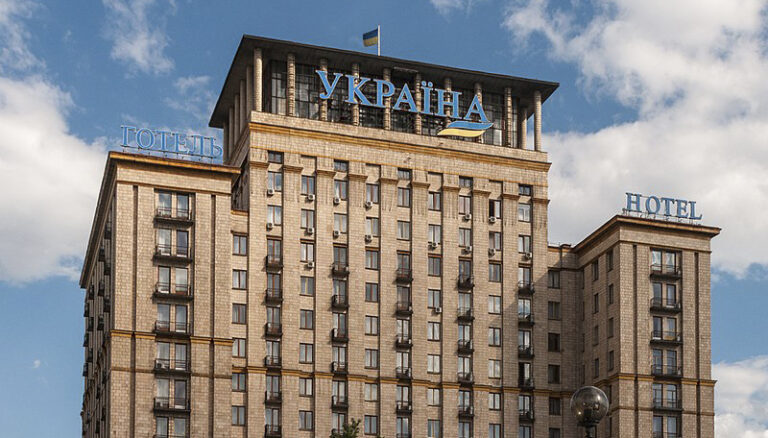 Популізм чи зрада: Навіщо один з найбільших столичних готелів пропонують облаштувати під госпіталь або Будинок Ветерана?