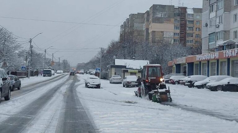 У Житомирі за ніч випали 11 сантиметрів снігового покриву: у міськраді розповіли, скільки задіяли техніки для прибирання