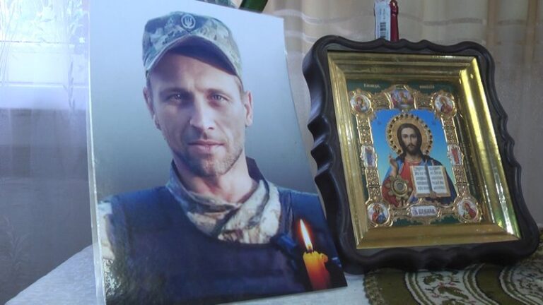 Переплутали тіла загиблих бійців: родина полеглого воїна Романа Богодвида з Житомирщини розшукала його тіло