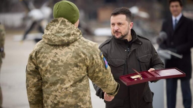 Президент України нагородив орденом «Золота зірка» капітана Максима Данильчука з Житомирщини