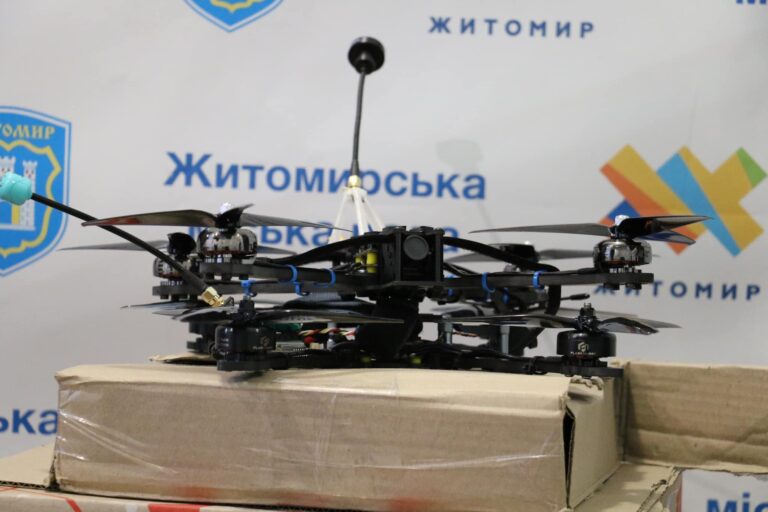 Житомирська міська рада повідомляє, що ще 18 FPV передали на фронт нашій 95-ці