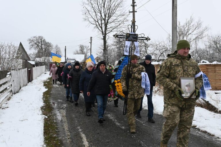 9 лютого у Баранівці провели в останню путь 40-річного захисника України Олега Олеговича Антонюка