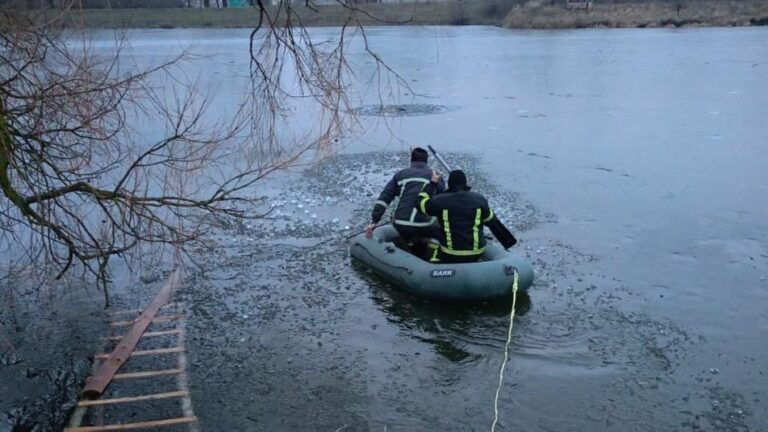 11 лютого любарські рятувальники дістали тіло потопельника зі ставка у селі Веселка Житомирського району