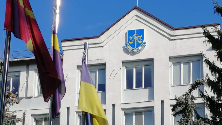 Дівчина вистрибнула з вікна — у Житомирі опікунам повідомили про підозру у доведенні до самогубства їхньої онуки