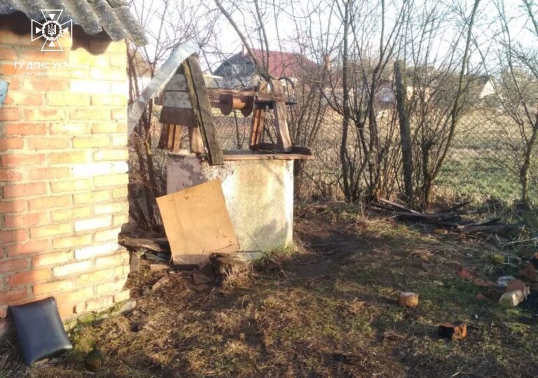 Учора бійці ДСНС врятували молодого чоловіка з глибокого колодязя