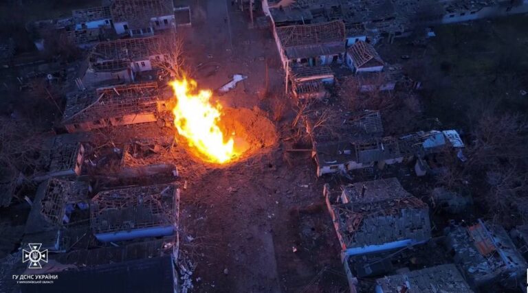 Фото з місця влучання уламків в Києві та Миколаєві