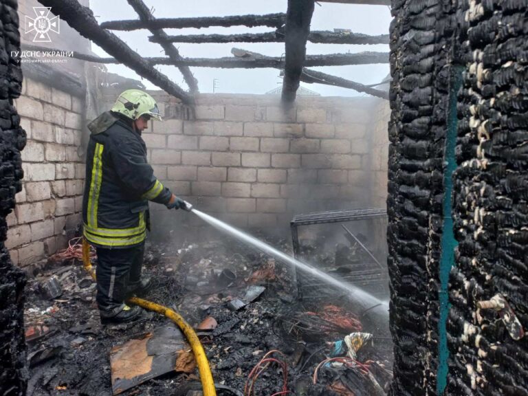 Учора коростенські рятувальники ліквідували пожежу на території приватного домогосподарства в с. Холосне Коростенського району