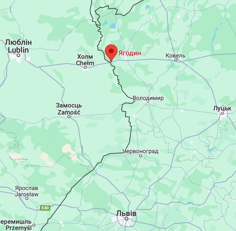 Польські протестуючі фермери намагаються висипати зерно з українських фур, що стоять на волинському пункті пропуску «Ягодин-Дорогуськ»