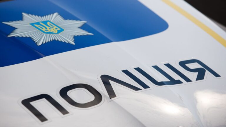 Озброєний чоловік напав на хлопця, потрощив машину та засунув ніж в капот
